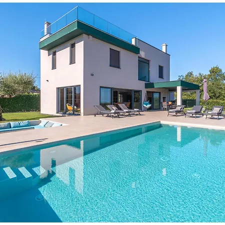 Semesterbostad Awesome In Bukori *